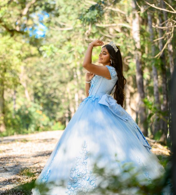 Carlos Peña Fotografía Quinceañera con vestido azul durante sesión fotográfica en Hacienda La Huerta, Puerto Plata.