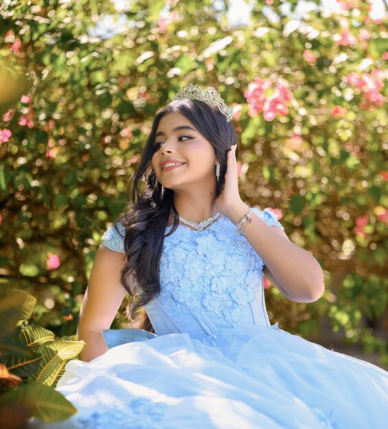 Carlos Peña Fotografía Quinceañera caminando entre senderos naturales durante sesión de fotos.
