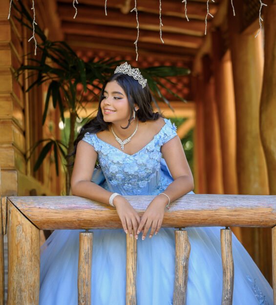 Carlos Peña Fotografía Retrato elegante de quinceañera en escenario campestre de Puerto Plata.