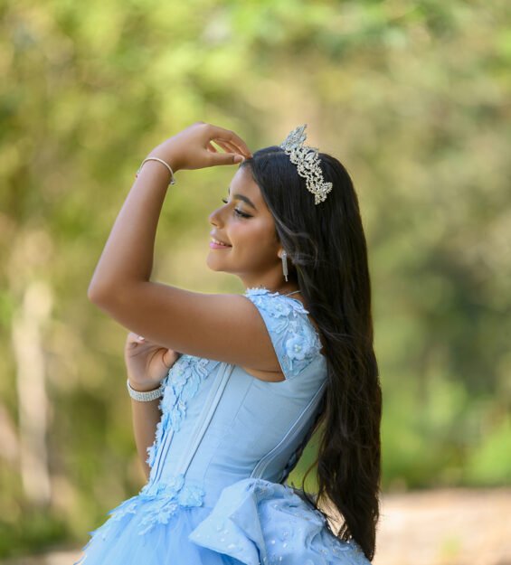 Carlos Peña Fotografía Retrato elegante de quinceañera en escenario campestre de Puerto Plata.