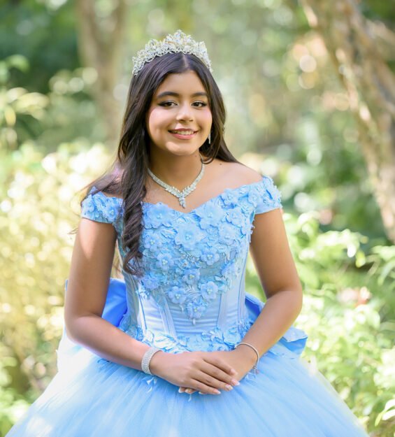 Carlos Peña Fotografía Retrato de quinceañera en entorno natural rodeada de vegetación en Puerto Plata.