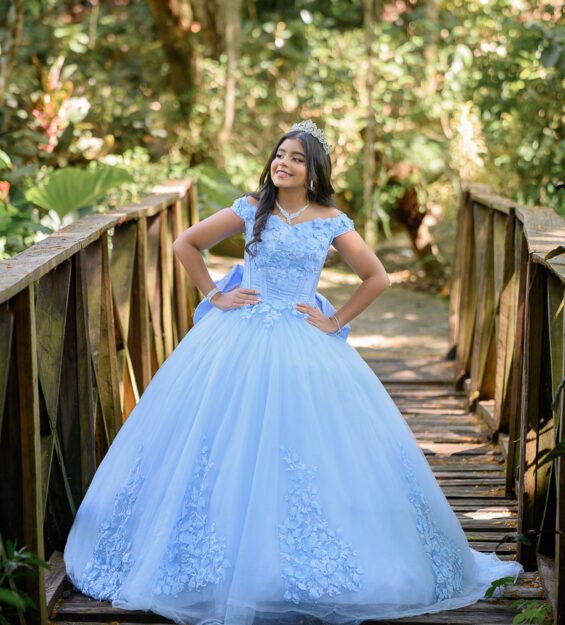 Carlos Peña Fotografía Retrato de quinceañera en entorno natural rodeada de vegetación en Puerto Plata.