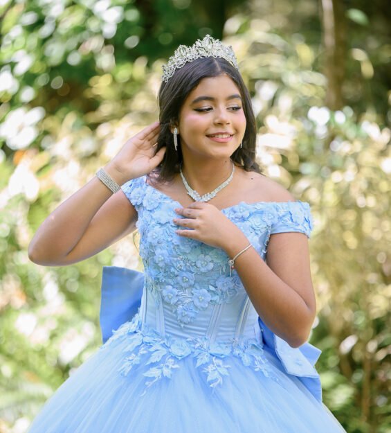 Carlos Peña Fotografía Sesión de fotos de 15 años con vestido elegante azul en República Dominicana.
