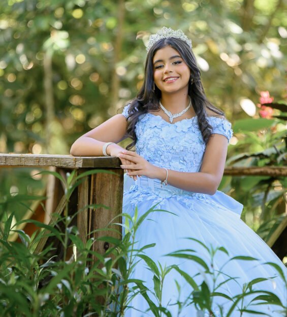 Carlos Peña Fotografía Sesión de fotos de 15 años con vestido elegante azul en República Dominicana.
