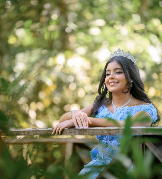Carlos Peña Fotografía Fotografía de quinceañera posando sobre puente de madera en Hacienda La Huerta.