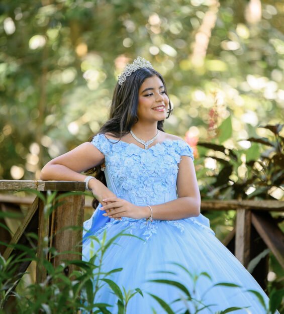 Carlos Peña Fotografía Fotografía de quinceañera posando sobre puente de madera en Hacienda La Huerta.