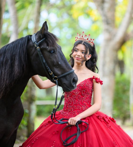 Carlos Peña Fotografía Quinceañera posando junto a un caballo durante sesión fotográfica en Puerto Plata, República Dominicana.