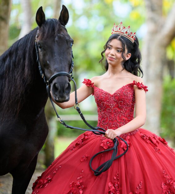 Carlos Peña Fotografía Quinceañera posando junto a un caballo durante sesión fotográfica en Puerto Plata, República Dominicana.