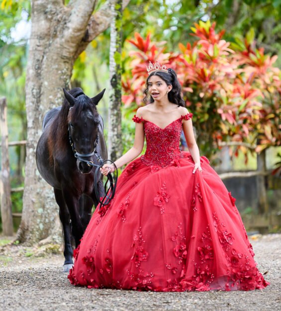 Carlos Peña Fotografía Quinceañera posando junto a un caballo durante sesión fotográfica en Puerto Plata, República Dominicana.