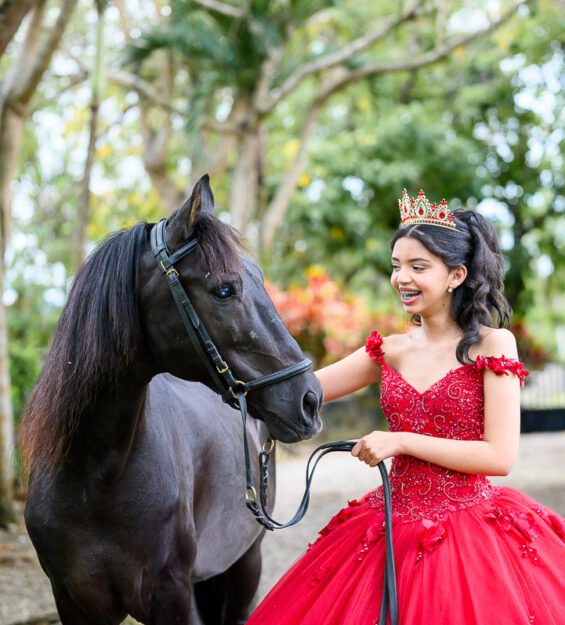 Carlos Peña Fotografía Quinceañera posando junto a un caballo durante sesión fotográfica en Puerto Plata, República Dominicana.