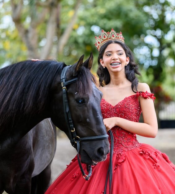 Carlos Peña Fotografía Quinceañera posando junto a un caballo durante sesión fotográfica en Puerto Plata, República Dominicana.