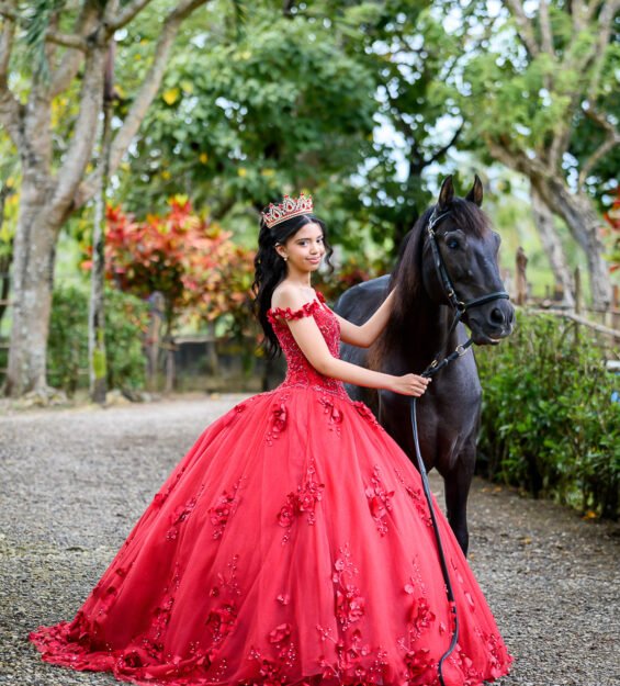 Carlos Peña Fotografía Quinceañera posando junto a un caballo durante sesión fotográfica en Puerto Plata, República Dominicana.