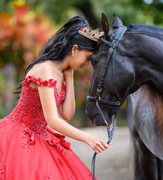 Carlos Peña Fotografía Quinceañera posando junto a un caballo durante sesión fotográfica en Puerto Plata, República Dominicana.
