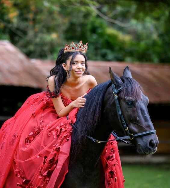 Carlos Peña Fotografía Quinceañera posando junto a un caballo durante sesión fotográfica en Puerto Plata, República Dominicana.