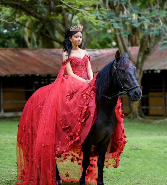 Carlos Peña Fotografía Quinceañera posando junto a un caballo durante sesión fotográfica en Puerto Plata, República Dominicana.