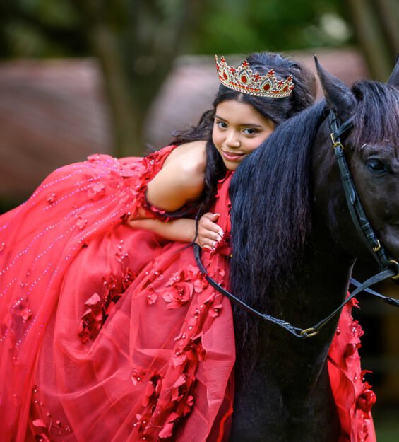Carlos Peña Fotografía Quinceañera posando junto a un caballo durante sesión fotográfica en Puerto Plata, República Dominicana.