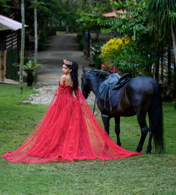 Carlos Peña Fotografía Quinceañera posando junto a un caballo durante sesión fotográfica en Puerto Plata, República Dominicana.