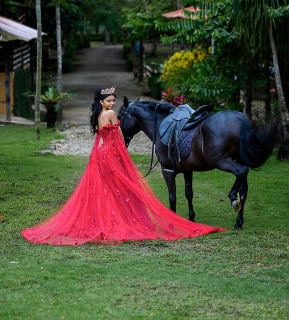 Carlos Peña Fotografía Quinceañera posando junto a un caballo durante sesión fotográfica en Puerto Plata, República Dominicana.