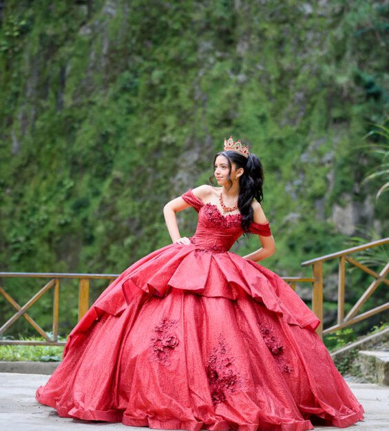 Carlos Peña Fotografía Fotografía de quinceañera al aire libre con caballo y montañas de Jarabacoa como fondo.