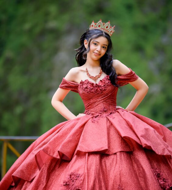 Carlos Peña Fotografía Fotografía de quinceañera al aire libre con caballo y montañas de Jarabacoa como fondo.