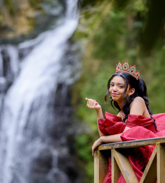 Carlos Peña Fotografía Fotografía de quinceañera al aire libre con caballo y montañas de Jarabacoa como fondo.