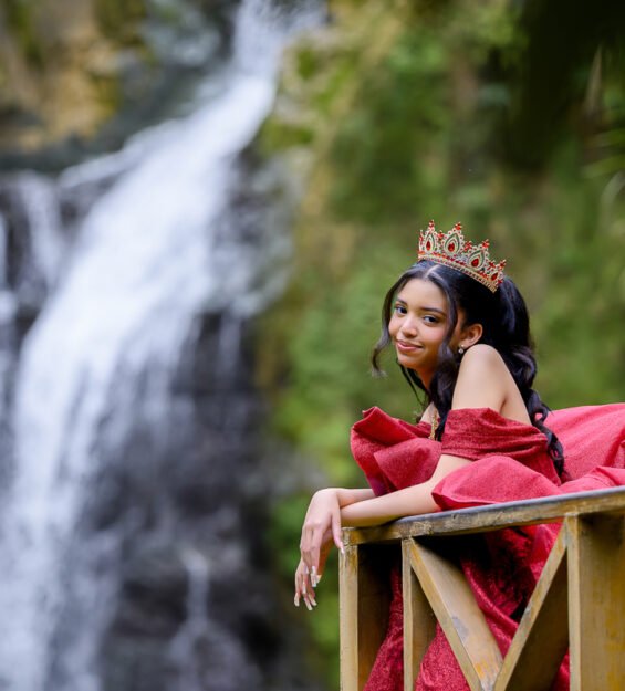 Carlos Peña Fotografía Fotografía de quinceañera al aire libre con caballo y montañas de Jarabacoa como fondo.