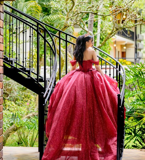 Carlos Peña Fotografía Fotografía de quinceañera al aire libre con caballo y montañas de Jarabacoa como fondo.