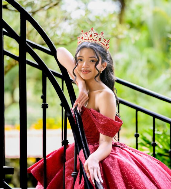 Carlos Peña Fotografía Fotografía de quinceañera al aire libre con caballo y montañas de Jarabacoa como fondo.