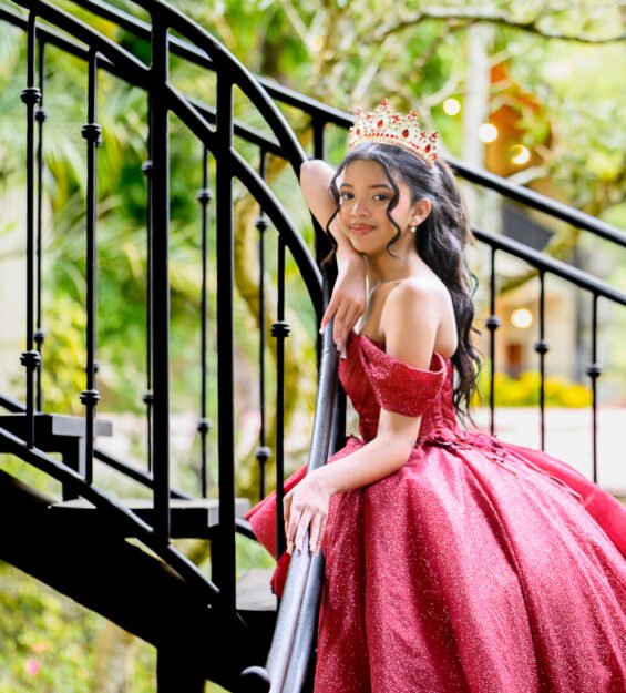 Carlos Peña Fotografía Fotografía de quinceañera al aire libre con caballo y montañas de Jarabacoa como fondo.