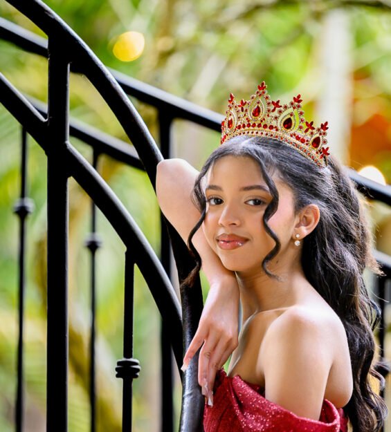 Carlos Peña Fotografía Fotografía de quinceañera al aire libre con caballo y montañas de Jarabacoa como fondo.