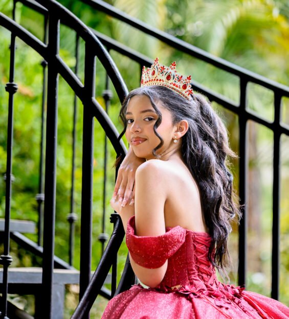 Carlos Peña Fotografía Fotografía de quinceañera al aire libre con caballo y montañas de Jarabacoa como fondo.