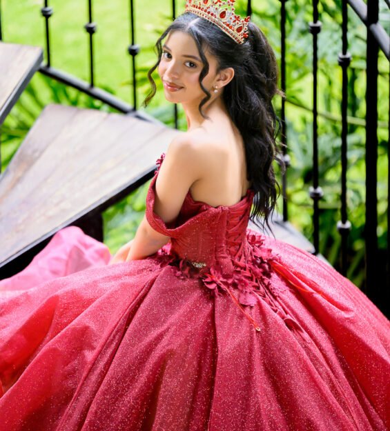 Carlos Peña Fotografía Fotografía de quinceañera al aire libre con caballo y montañas de Jarabacoa como fondo.