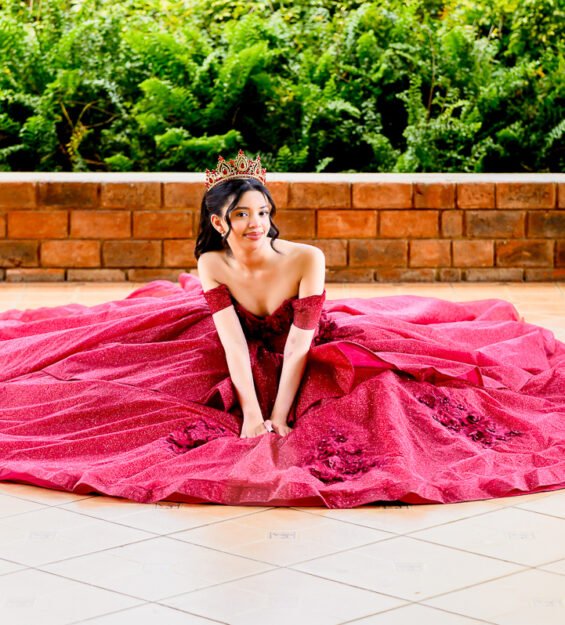 Carlos Peña Fotografía Fotografía de quinceañera al aire libre con caballo y montañas de Jarabacoa como fondo.