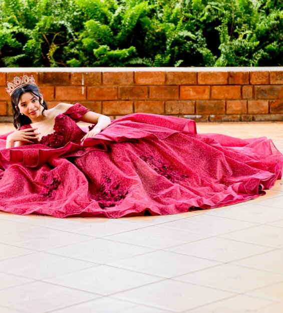 Carlos Peña Fotografía Fotografía de quinceañera al aire libre con caballo y montañas de Jarabacoa como fondo.