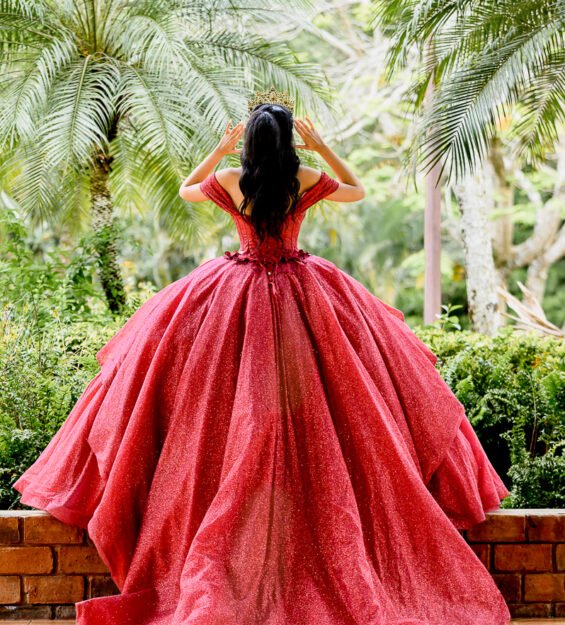 Carlos Peña Fotografía Fotografía de quinceañera al aire libre con caballo y montañas de Jarabacoa como fondo.