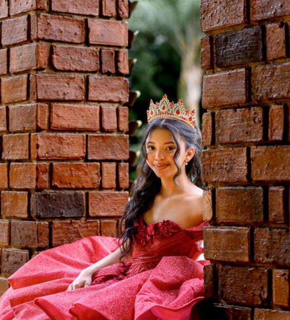 Carlos Peña Fotografía Fotografía de quinceañera al aire libre con caballo y montañas de Jarabacoa como fondo.