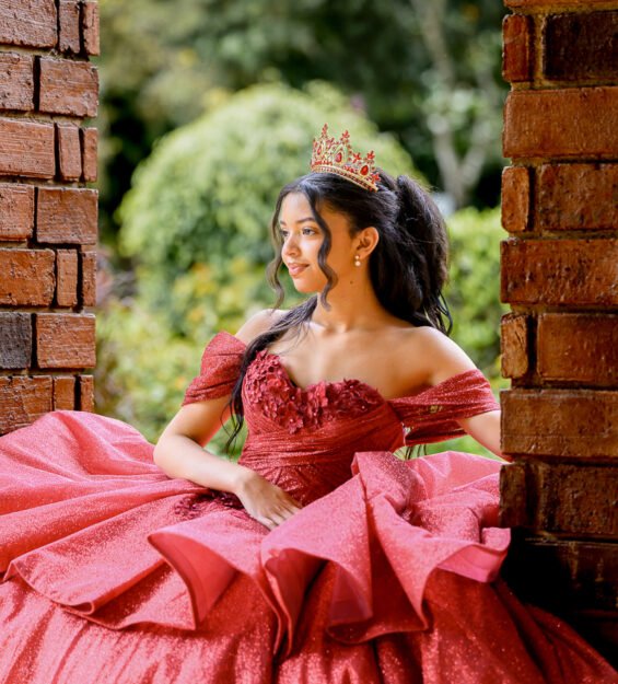 Carlos Peña Fotografía Fotografía de quinceañera al aire libre con caballo y montañas de Jarabacoa como fondo.
