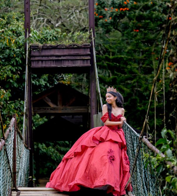 Carlos Peña Fotografía Fotografía de quinceañera al aire libre con caballo y montañas de Jarabacoa como fondo.