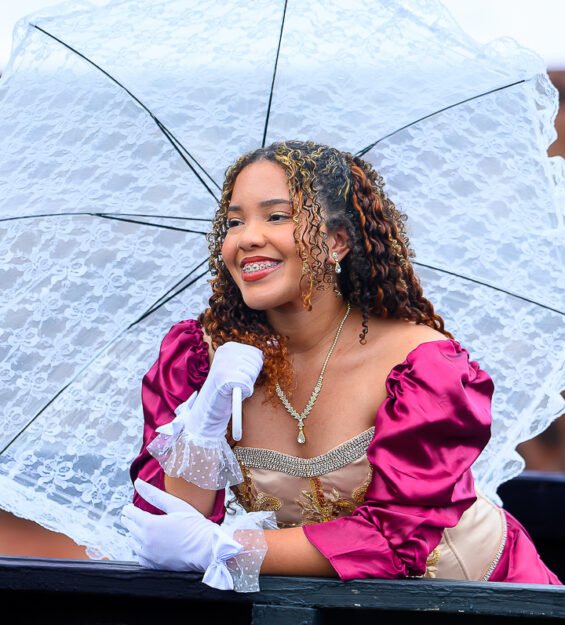 Retrato elegante de joven quinceañera en la Puntilla del Malecón de Puerto Plata.