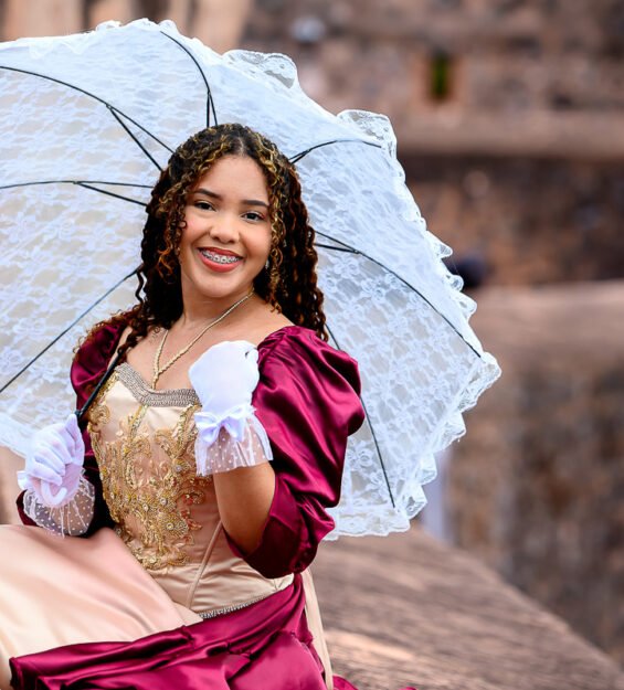 Fotografía artística de quinceañera en la Fortaleza San Felipe frente al océano Atlántico.