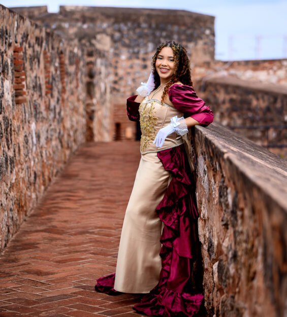 Joven modelo durante sesión de fotos en la histórica Fortaleza San Felipe.