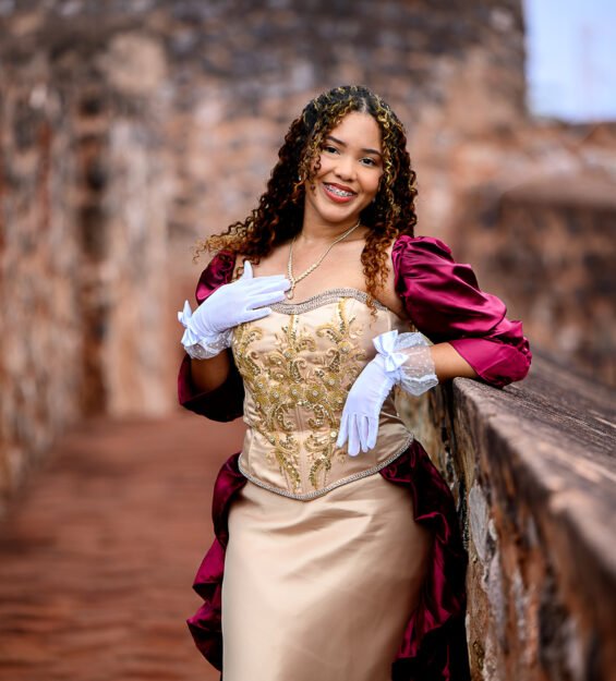 Joven modelo durante sesión de fotos en la histórica Fortaleza San Felipe.