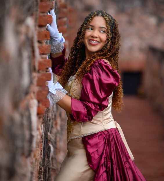Imagen de quinceañera con vestido elegante en escenario colonial de Puerto Plata.